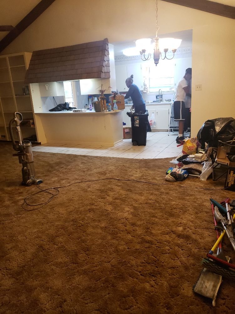Elgin, TX Senior Movers with extensive experience in assisting seniors with downsizing and moving